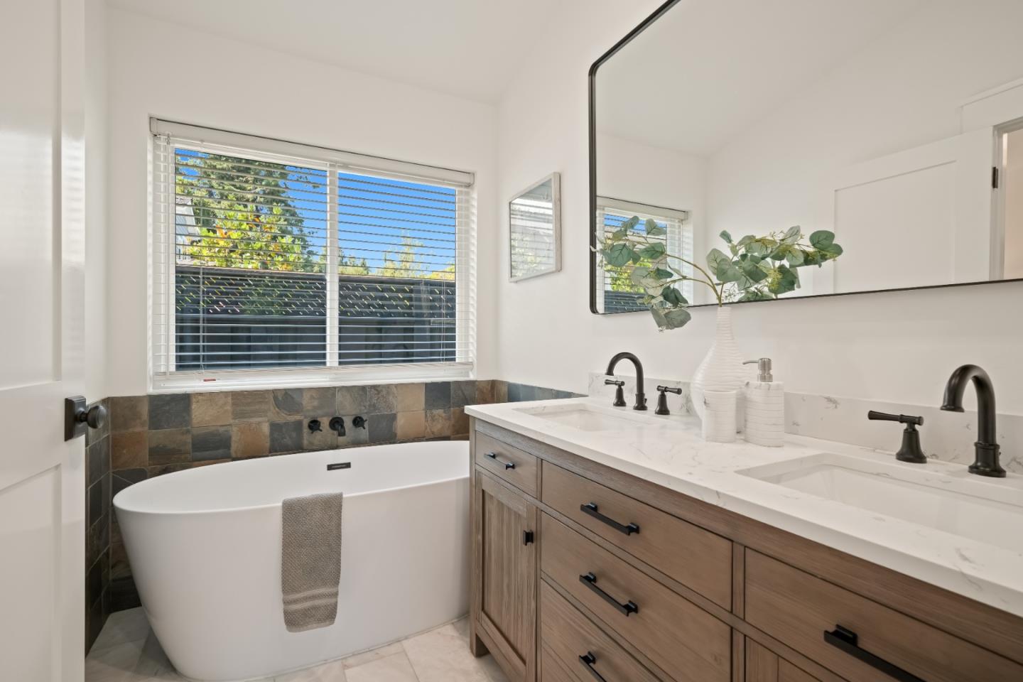 Detail Gallery Image 32 of 38 For 911 Peggy Ln, Menlo Park,  CA 94025 - 4 Beds | 2/1 Baths