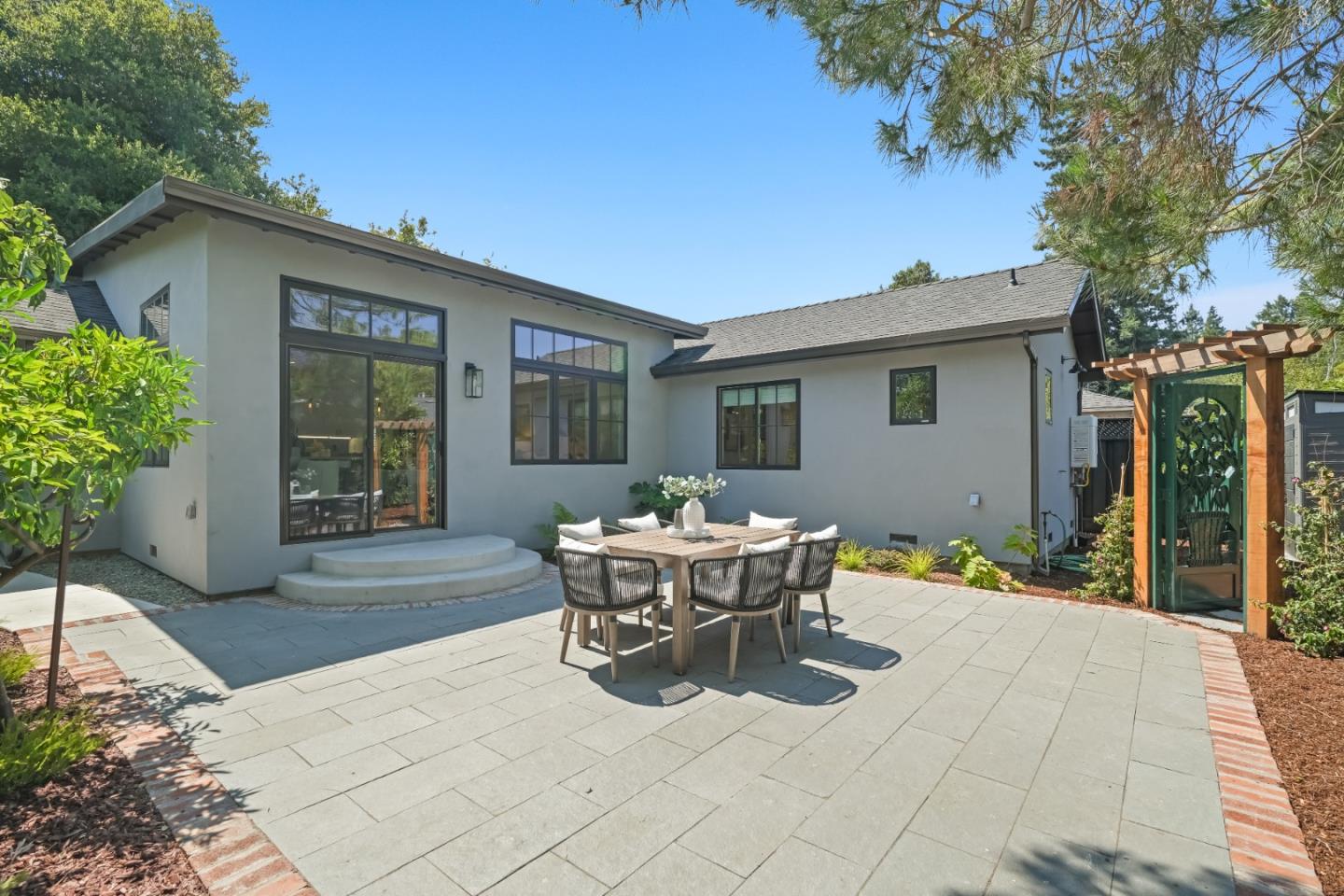 Detail Gallery Image 35 of 38 For 911 Peggy Ln, Menlo Park,  CA 94025 - 4 Beds | 2/1 Baths
