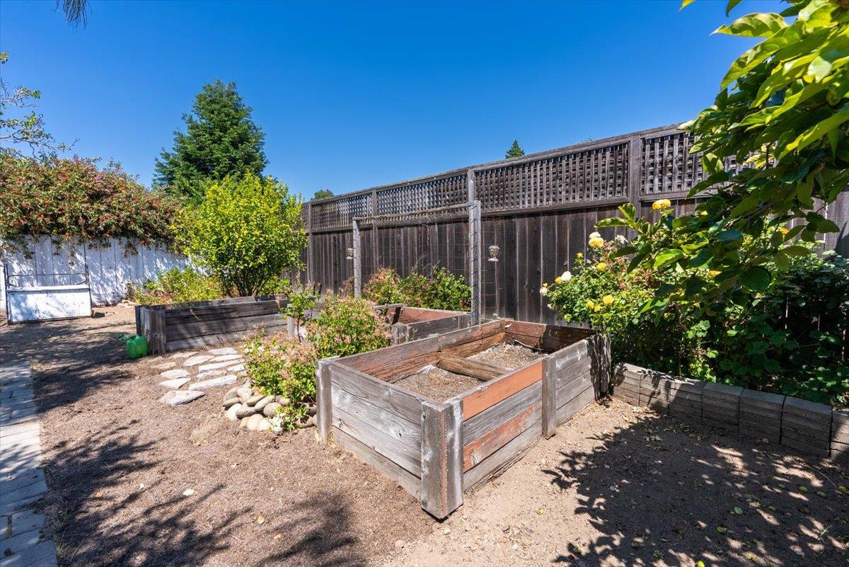 Detail Gallery Image 13 of 56 For 140 Suburbia Ave, Santa Cruz,  CA 95062 - 2 Beds | 2 Baths