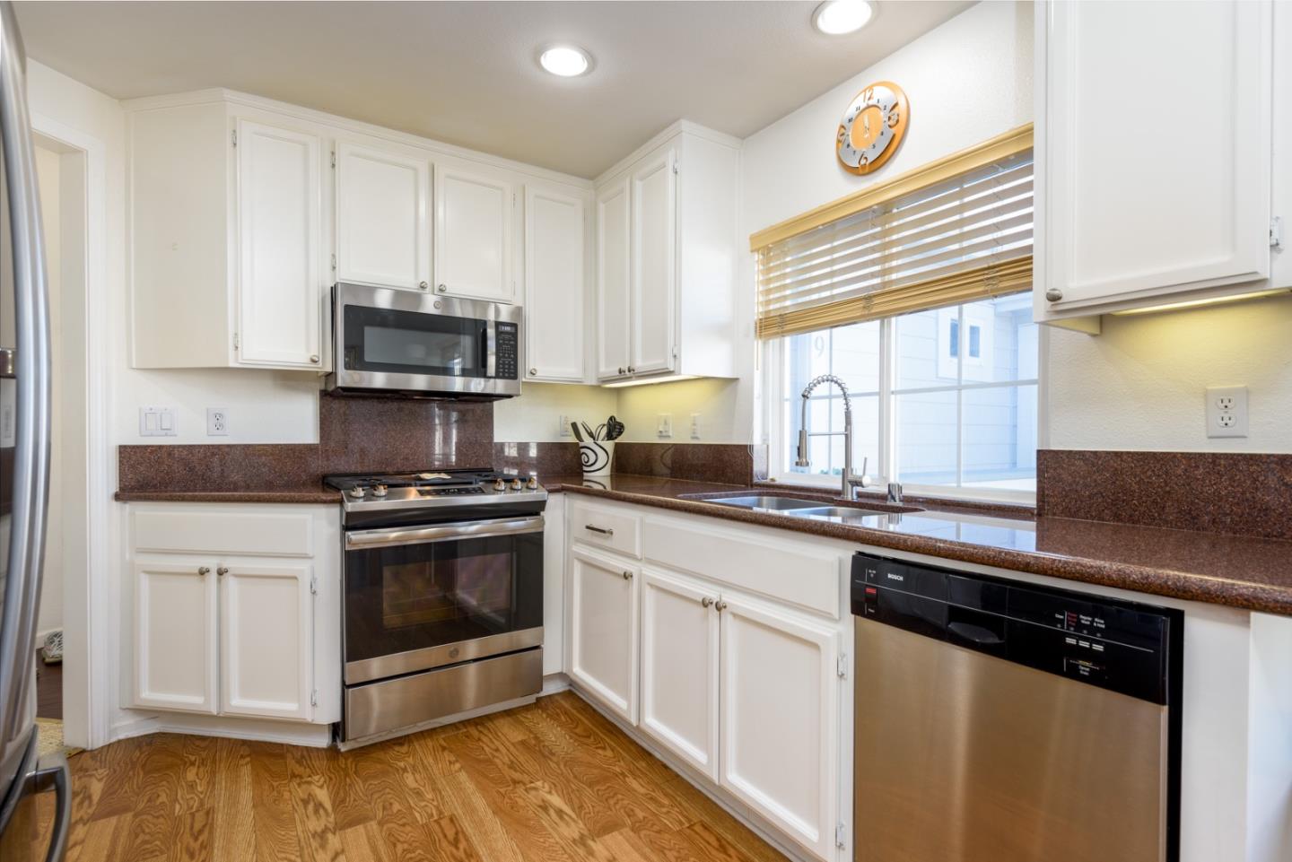Detail Gallery Image 11 of 27 For 129 Outlook Cir #10,  Pacifica,  CA 94044 - 3 Beds | 2 Baths