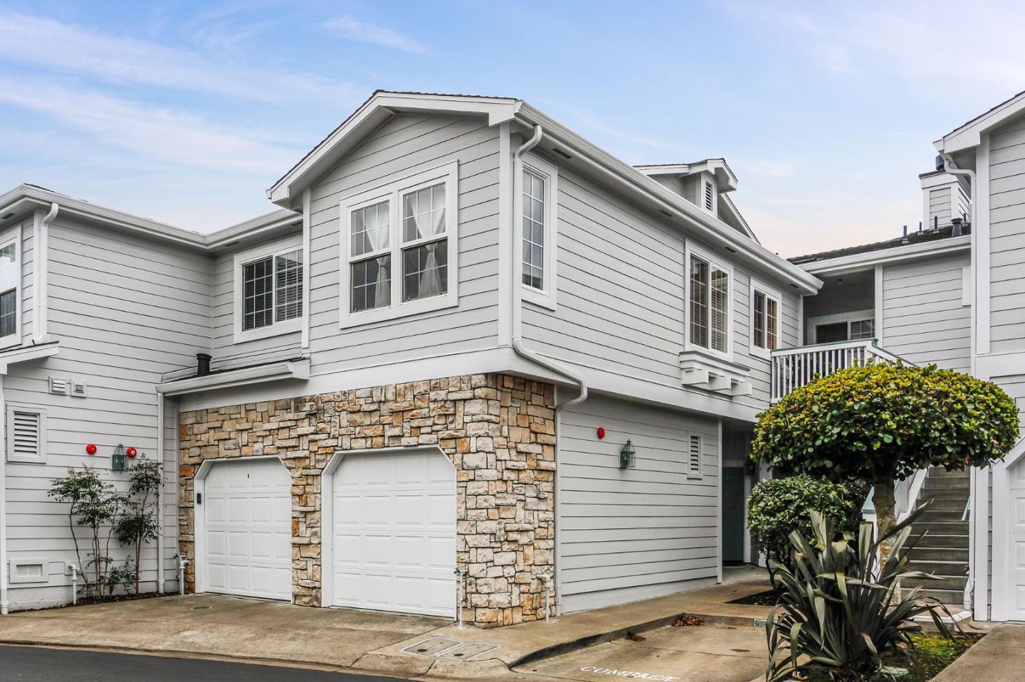 Detail Gallery Image 3 of 27 For 129 Outlook Cir #10,  Pacifica,  CA 94044 - 3 Beds | 2 Baths