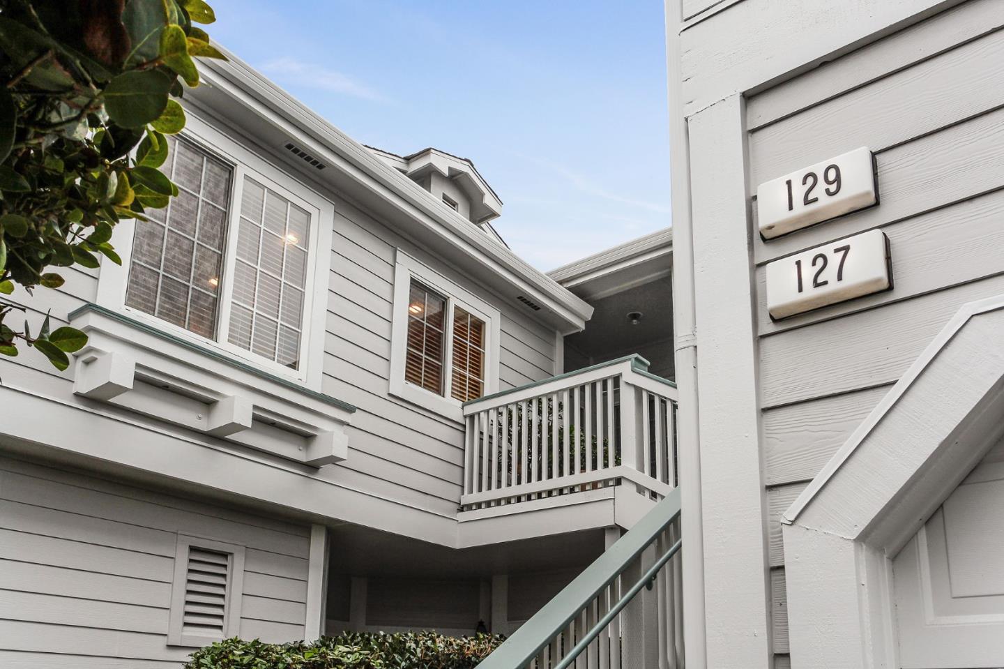 Detail Gallery Image 4 of 27 For 129 Outlook Cir #10,  Pacifica,  CA 94044 - 3 Beds | 2 Baths