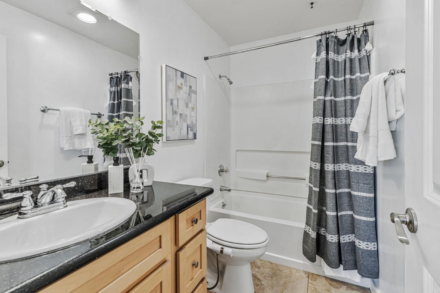 Detail Gallery Image 13 of 41 For 6400 Christie Ave #5408,  Emeryville,  CA 94608 - 2 Beds | 2 Baths
