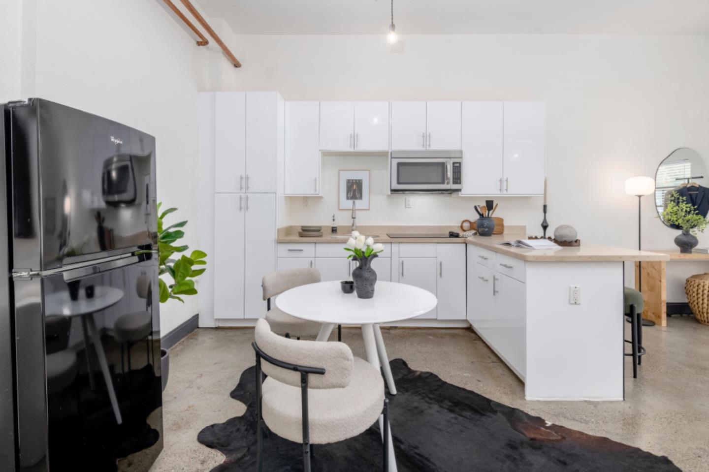 Detail Gallery Image 2 of 22 For 850 W Grand Ave #D,  Oakland,  CA 94607 - 0 Beds | 1 Baths