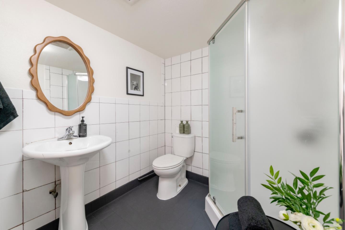 Detail Gallery Image 6 of 22 For 850 W Grand Ave #D,  Oakland,  CA 94607 - 0 Beds | 1 Baths