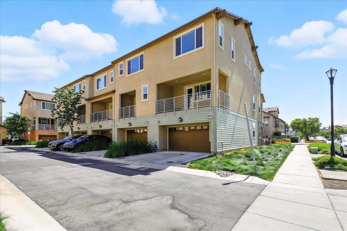 Detail Gallery Image 34 of 53 For 829 Blue Opal Dr, San Jose,  CA 95123 - 3 Beds | 3/1 Baths