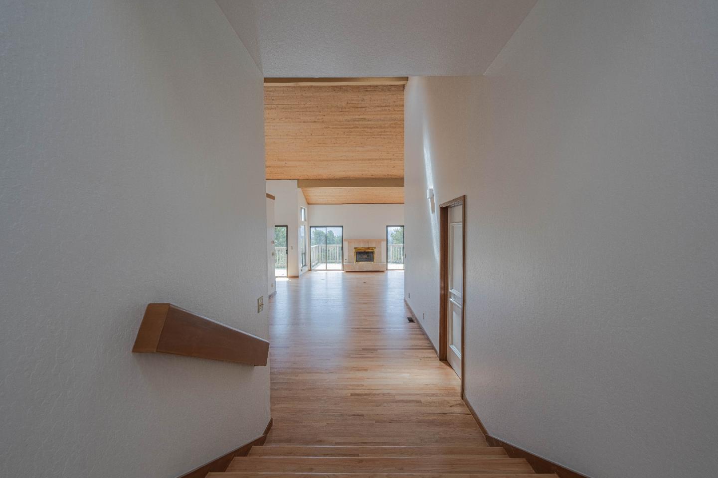 Detail Gallery Image 7 of 40 For 3587 Eastfield Ct, Carmel,  CA 93923 - 3 Beds | 2/1 Baths