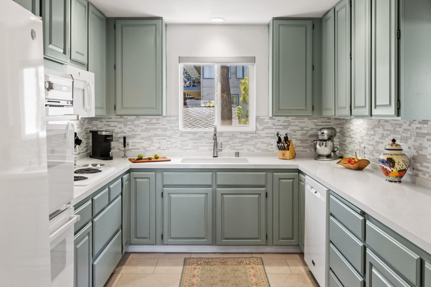 Detail Gallery Image 9 of 42 For 35 via Castanada, Monterey,  CA 93940 - 4 Beds | 4 Baths