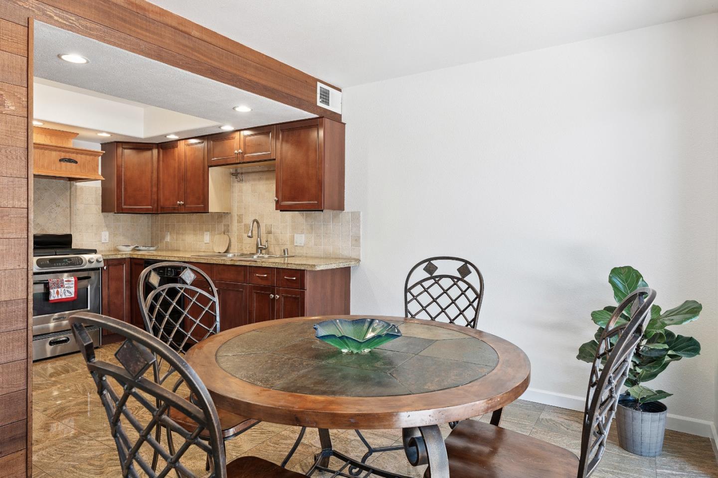 Detail Gallery Image 11 of 20 For 5525 Scotts Valley Dr #11,  Scotts Valley,  CA 95066 - 2 Beds | 1/1 Baths