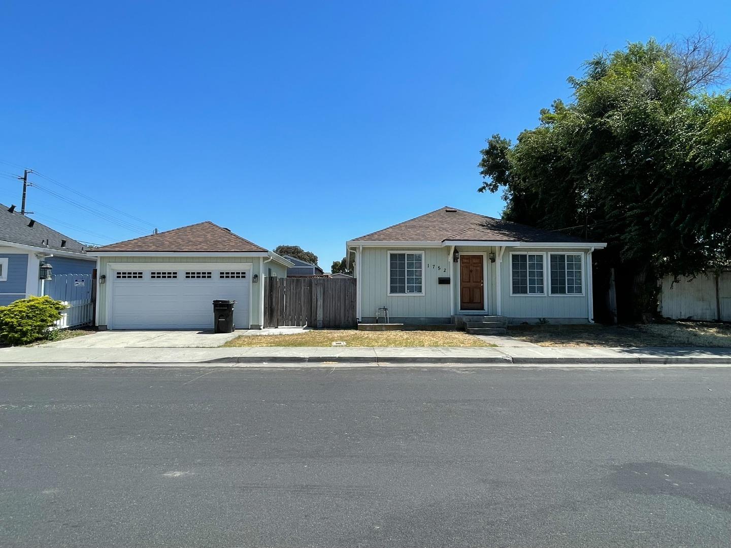 Detail Gallery Image 1 of 24 For 1752 Beech St, Santa Clara,  CA 95054 - 3 Beds | 2 Baths