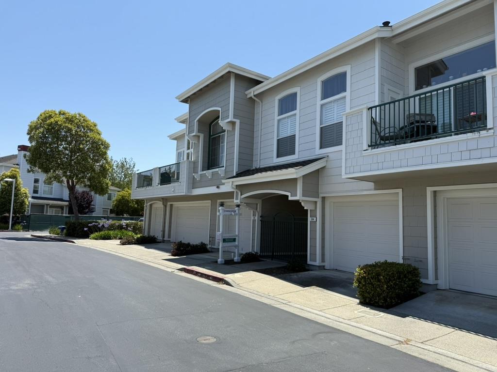 Detail Gallery Image 11 of 12 For 595 Shoal Cir, Redwood Shores,  CA 94065 - 2 Beds | 2/1 Baths
