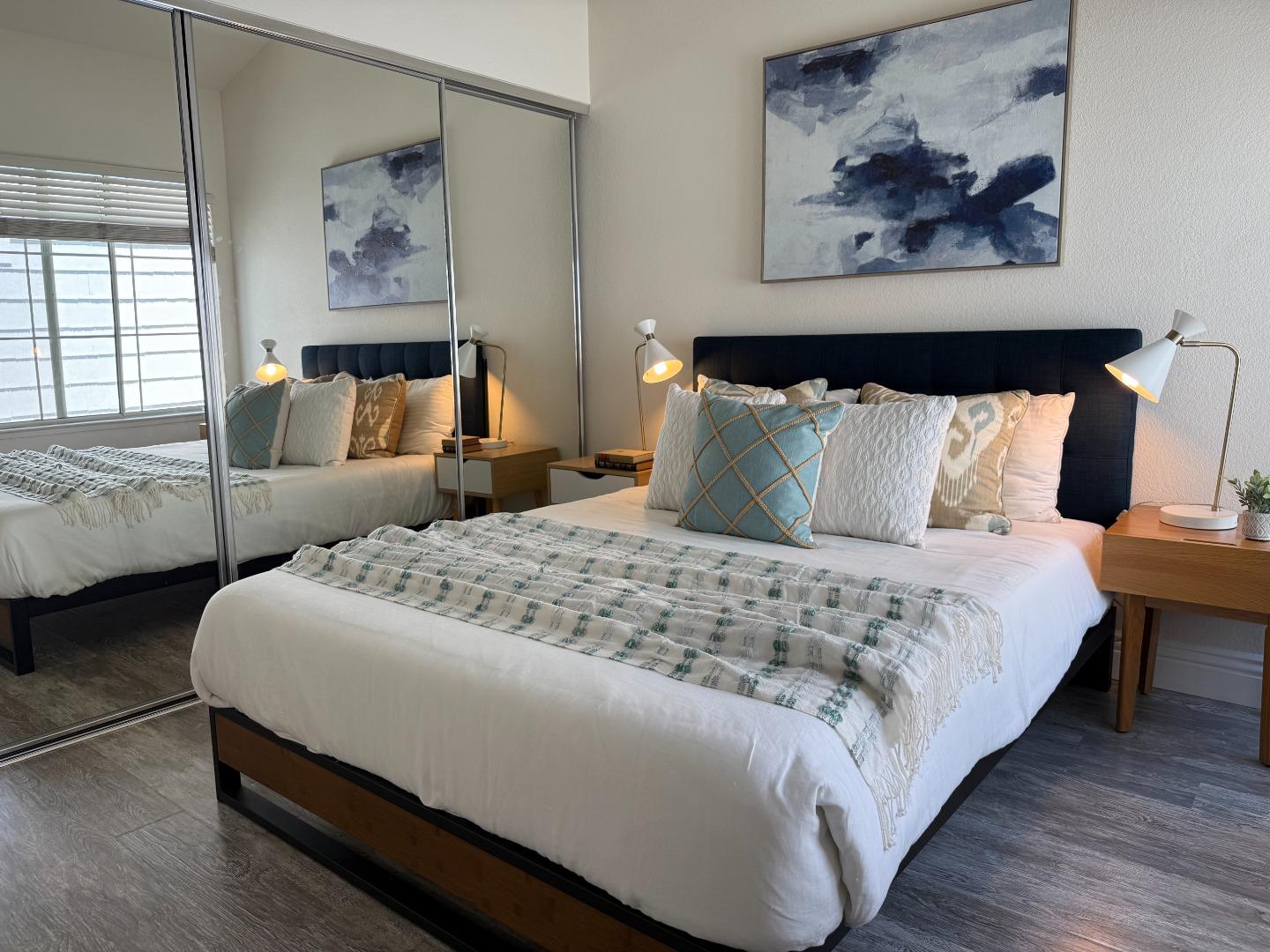 Detail Gallery Image 7 of 12 For 595 Shoal Cir, Redwood Shores,  CA 94065 - 2 Beds | 2/1 Baths