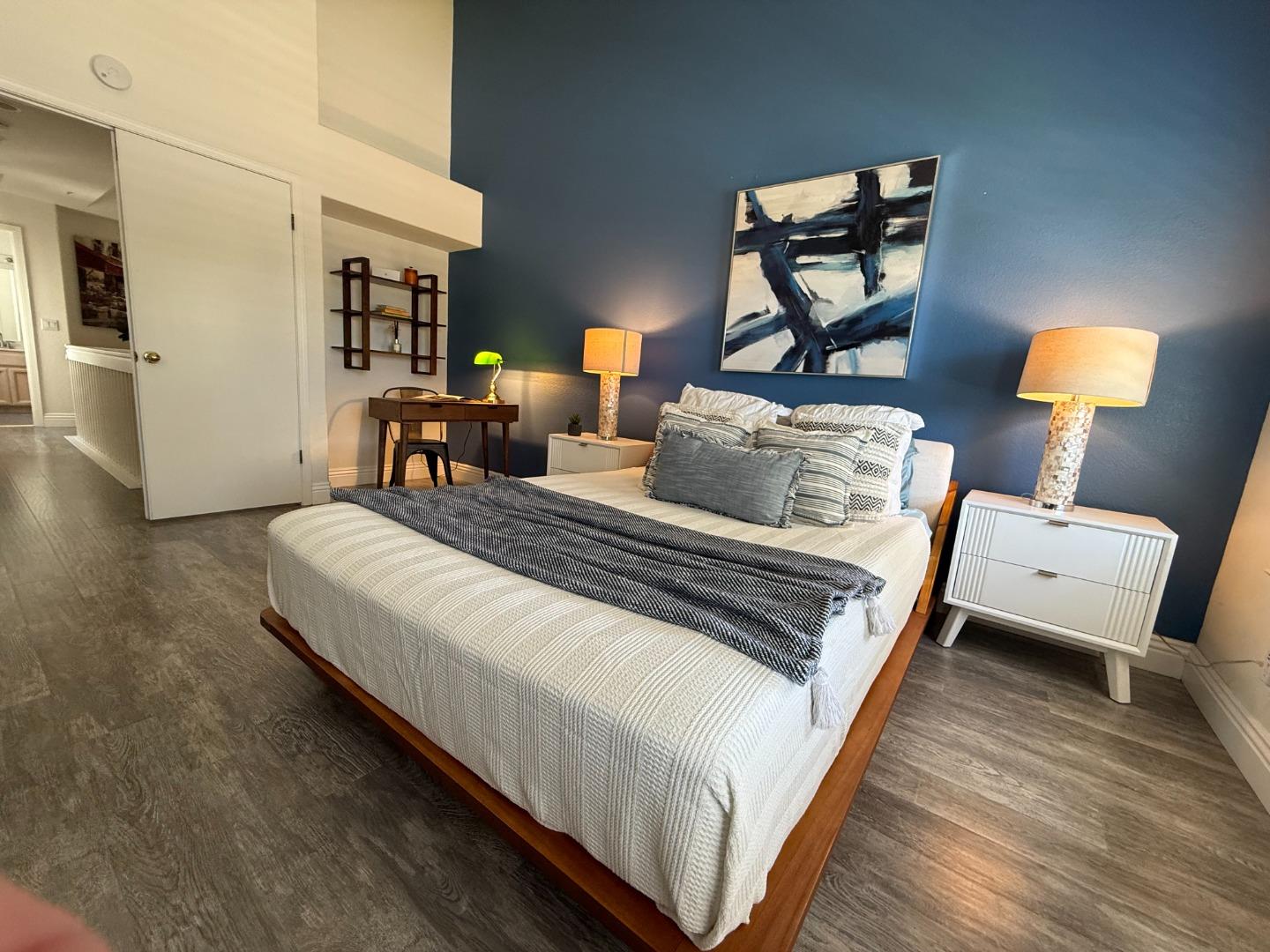 Detail Gallery Image 8 of 12 For 595 Shoal Cir, Redwood Shores,  CA 94065 - 2 Beds | 2/1 Baths