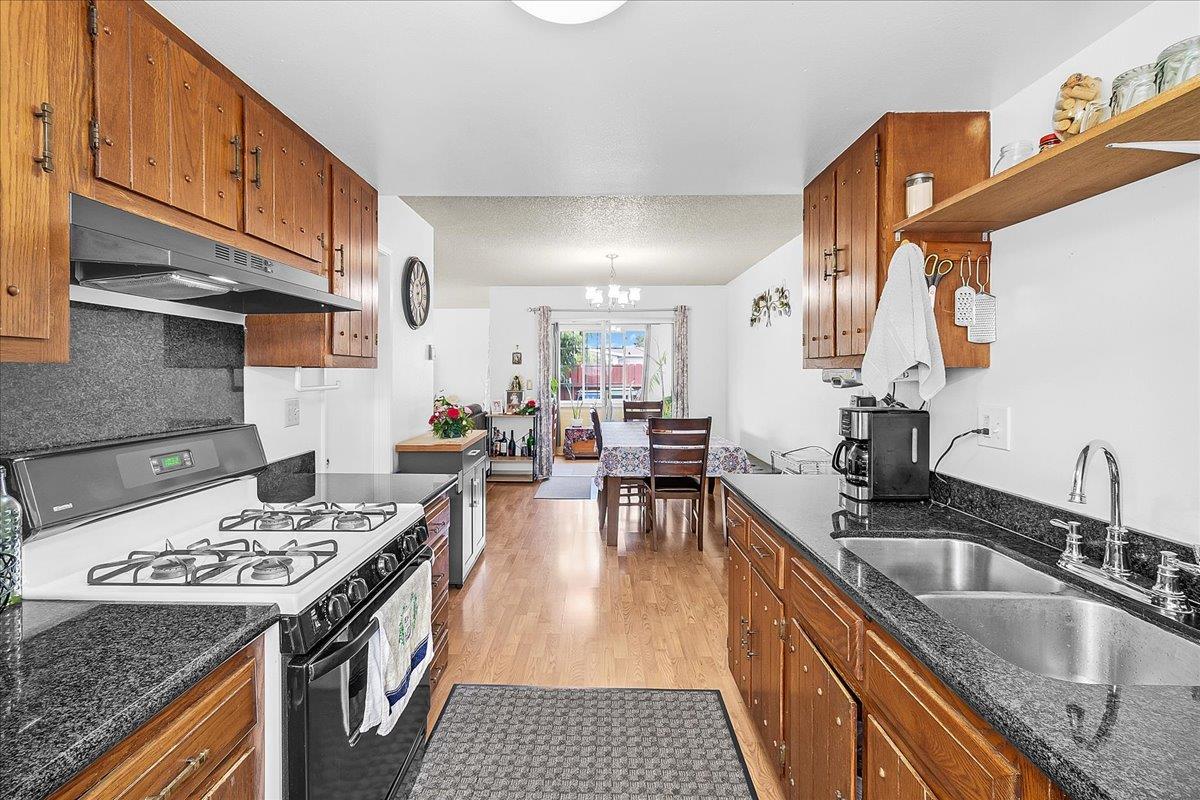 Detail Gallery Image 2 of 21 For 401 Spruce Cir, Watsonville,  CA 95076 - 2 Beds | 2 Baths