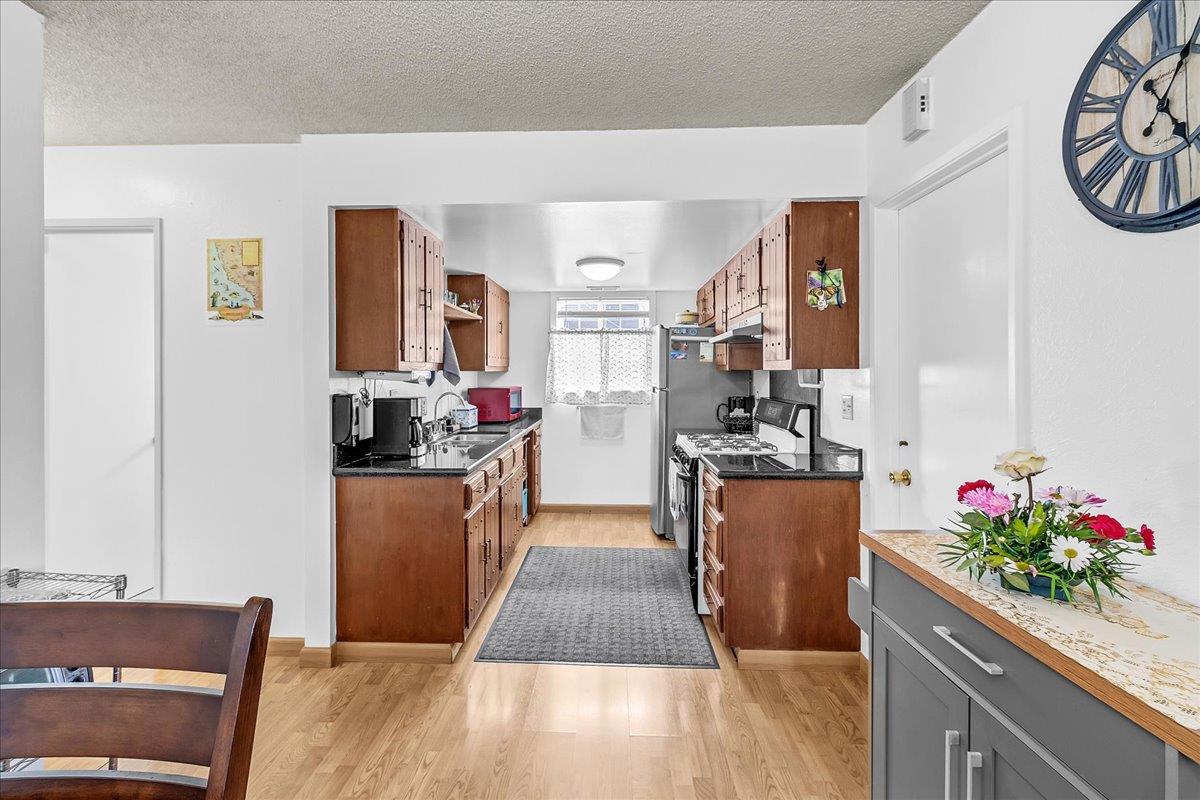 Detail Gallery Image 3 of 21 For 401 Spruce Cir, Watsonville,  CA 95076 - 2 Beds | 2 Baths