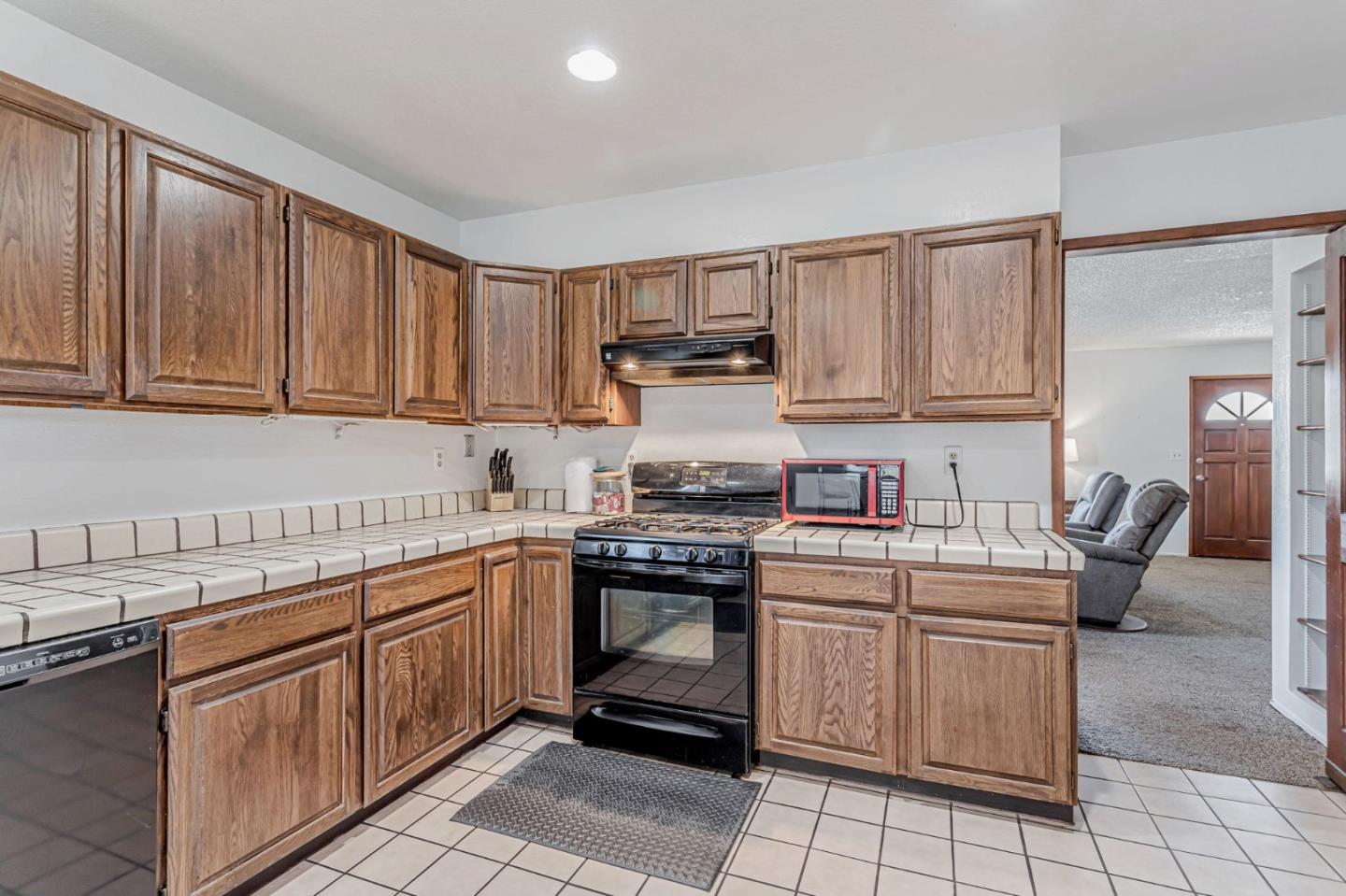 Detail Gallery Image 8 of 35 For 250 Arroyo Dr, Watsonville,  CA 95076 - 4 Beds | 3 Baths