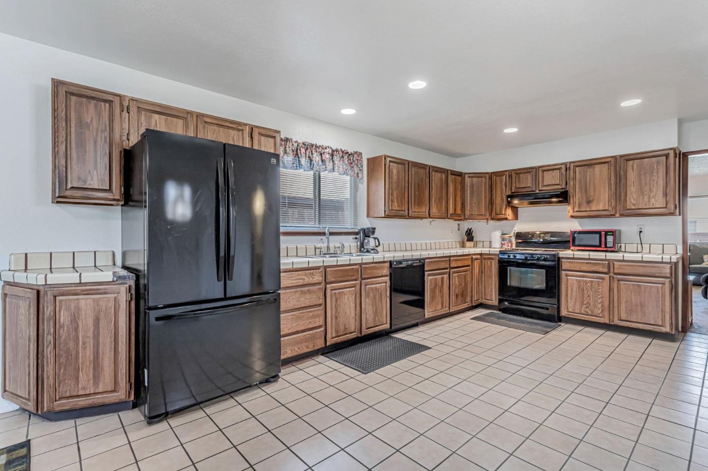 Detail Gallery Image 9 of 35 For 250 Arroyo Dr, Watsonville,  CA 95076 - 4 Beds | 3 Baths