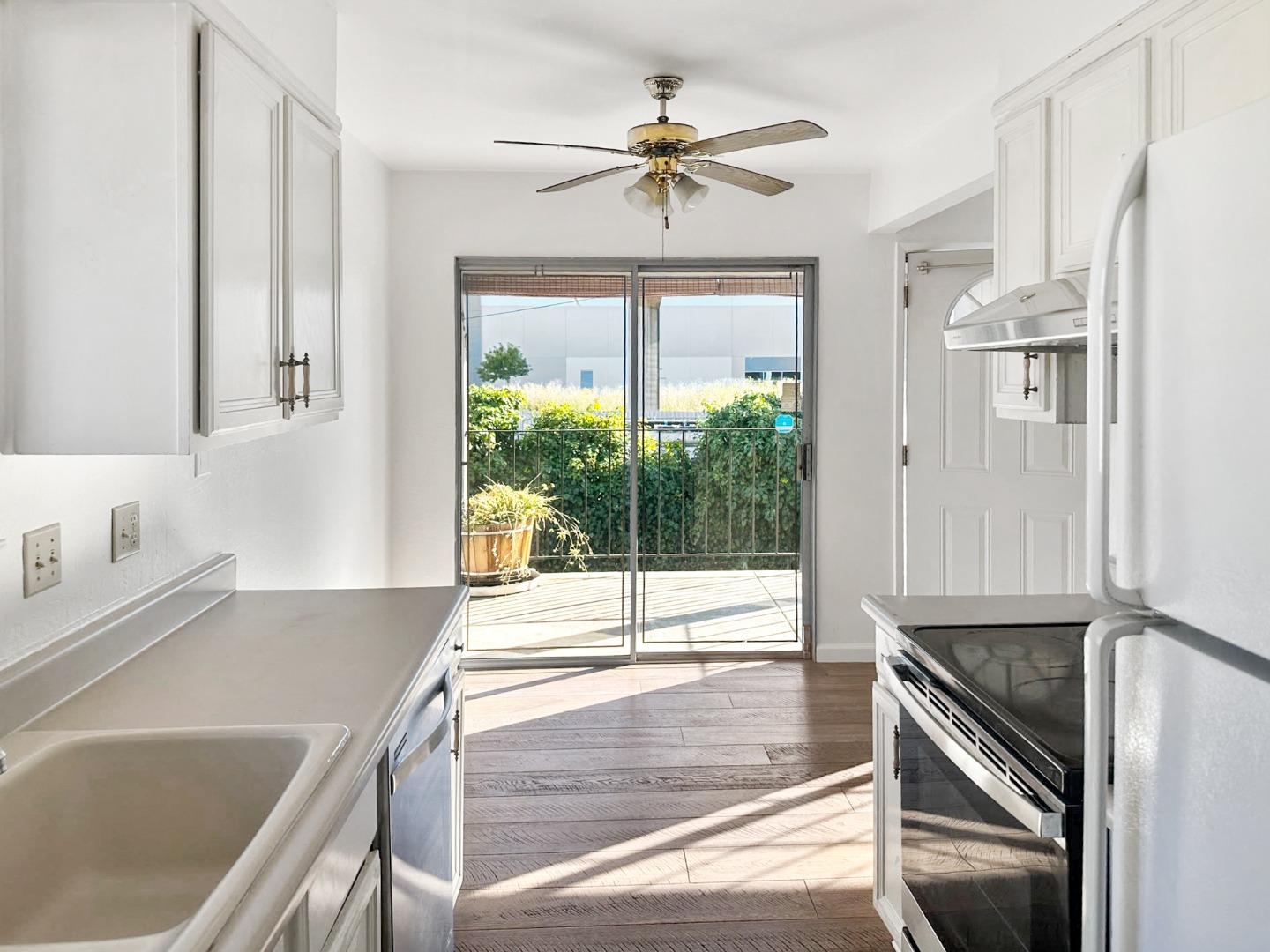 Detail Gallery Image 5 of 19 For 1201 147th Ave #D,  San Leandro,  CA 94578 - 2 Beds | 1/1 Baths