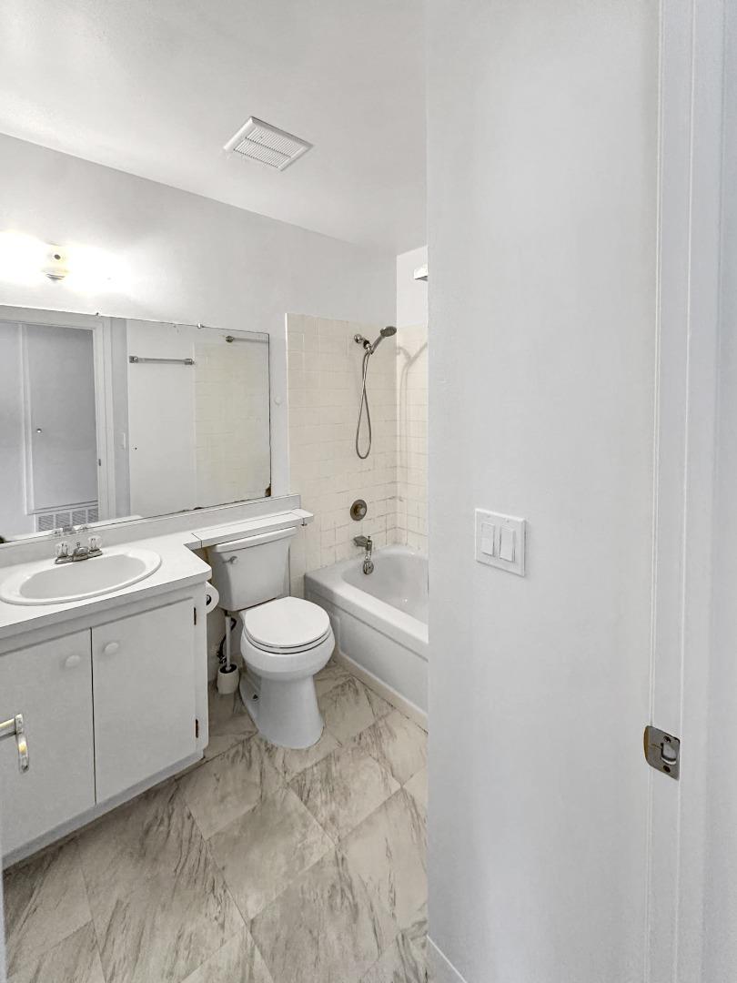 Detail Gallery Image 7 of 19 For 1201 147th Ave #D,  San Leandro,  CA 94578 - 2 Beds | 1/1 Baths
