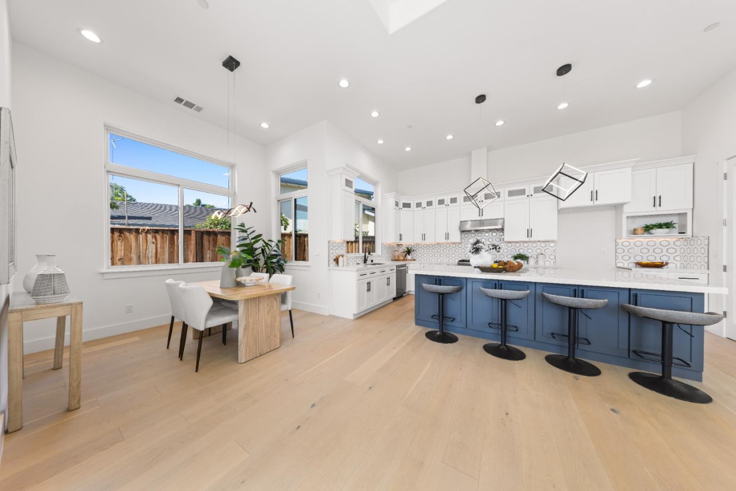 Detail Gallery Image 11 of 41 For 1094 Windsor St, San Jose,  CA 95129 - 5 Beds | 4/1 Baths