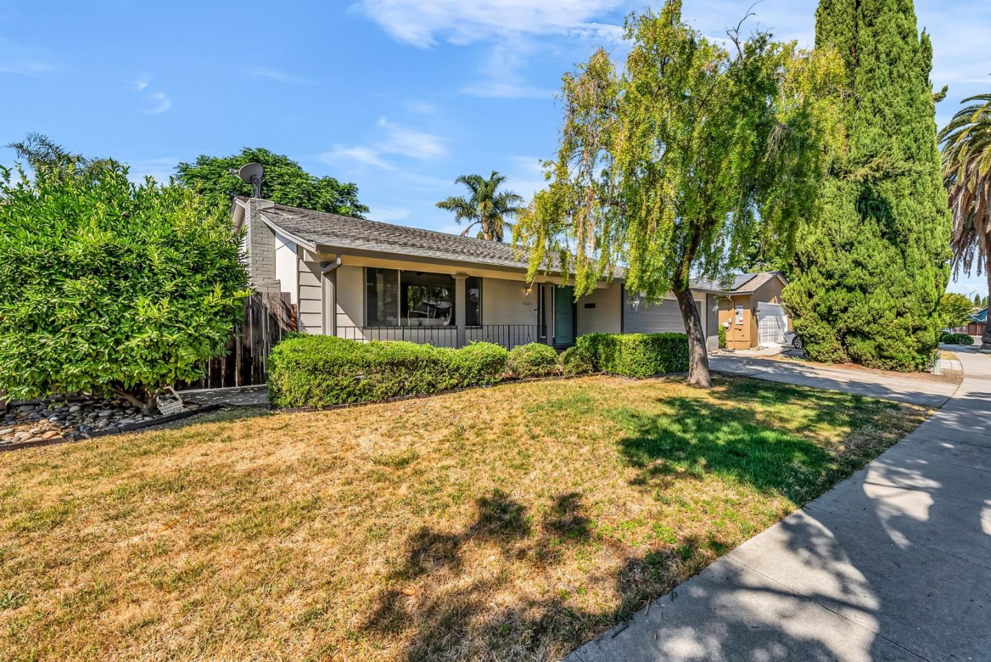 Detail Gallery Image 3 of 49 For 5665 Comanche Drive Dr, San Jose,  CA 95123 - 3 Beds | 2 Baths