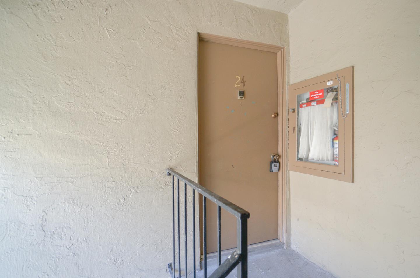 Detail Gallery Image 3 of 16 For 360 Auburn Way #24,  San Jose,  CA 95129 - 2 Beds | 1/1 Baths