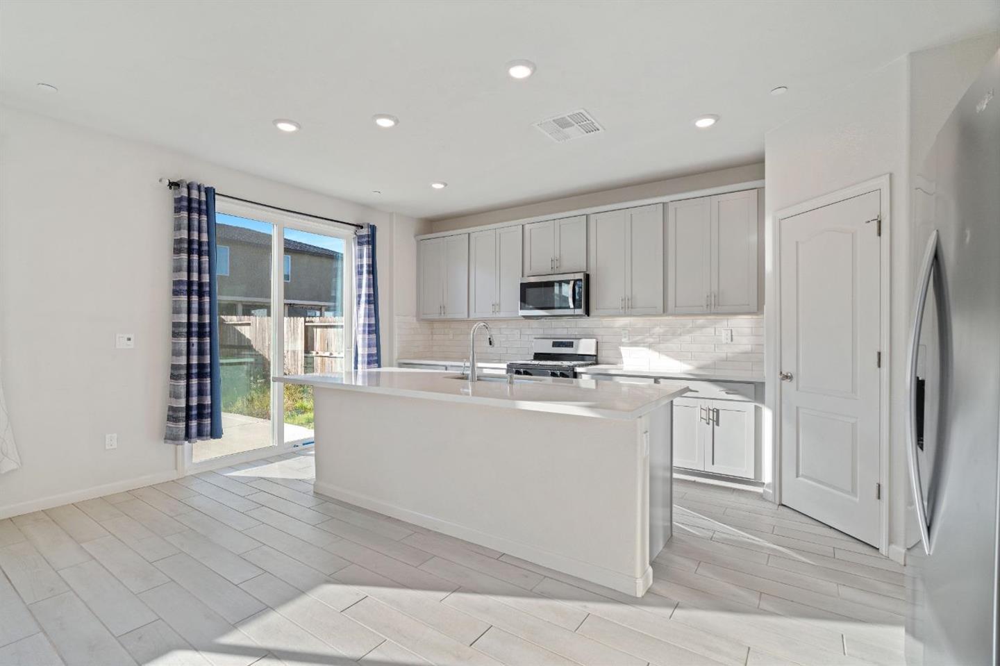 Detail Gallery Image 4 of 34 For 10190 Ashlar, Elk Grove,  CA 95757 - 4 Beds | 3 Baths