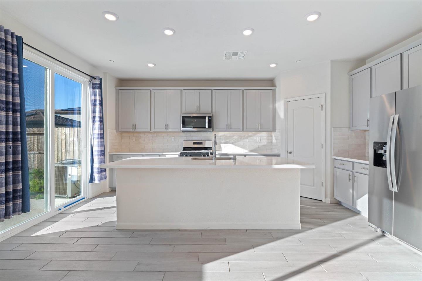 Detail Gallery Image 5 of 34 For 10190 Ashlar, Elk Grove,  CA 95757 - 4 Beds | 3 Baths