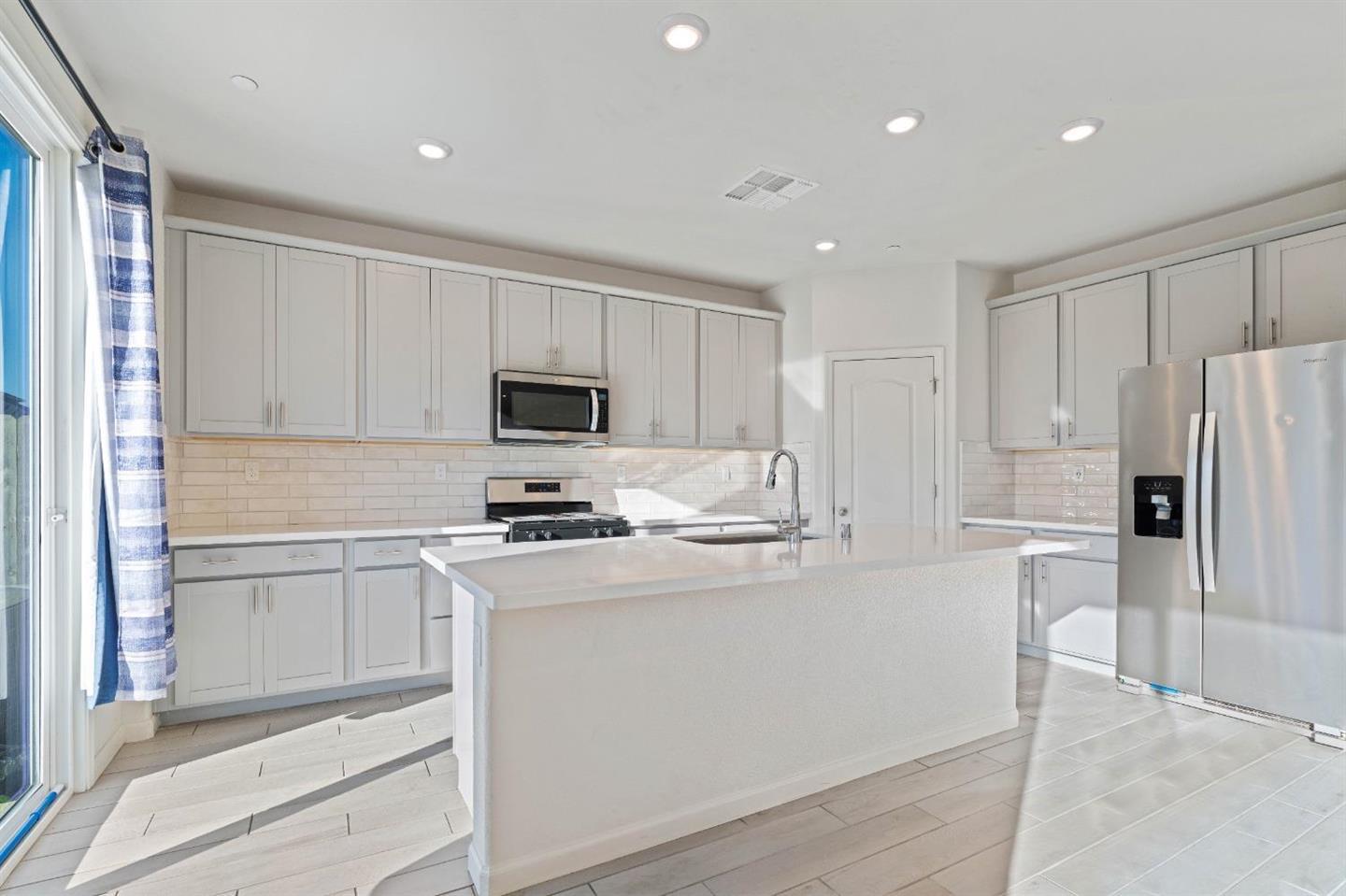 Detail Gallery Image 6 of 34 For 10190 Ashlar, Elk Grove,  CA 95757 - 4 Beds | 3 Baths