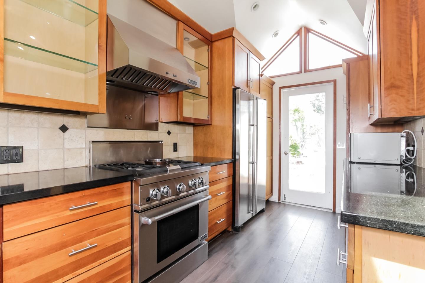 Detail Gallery Image 10 of 36 For 12553 Woodgreen St, Los Angeles,  CA 90066 - 3 Beds | 3 Baths