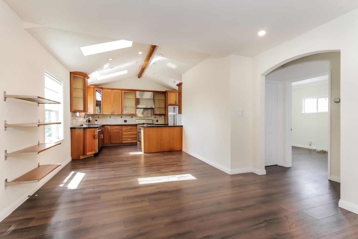 Detail Gallery Image 11 of 36 For 12553 Woodgreen St, Los Angeles,  CA 90066 - 3 Beds | 3 Baths