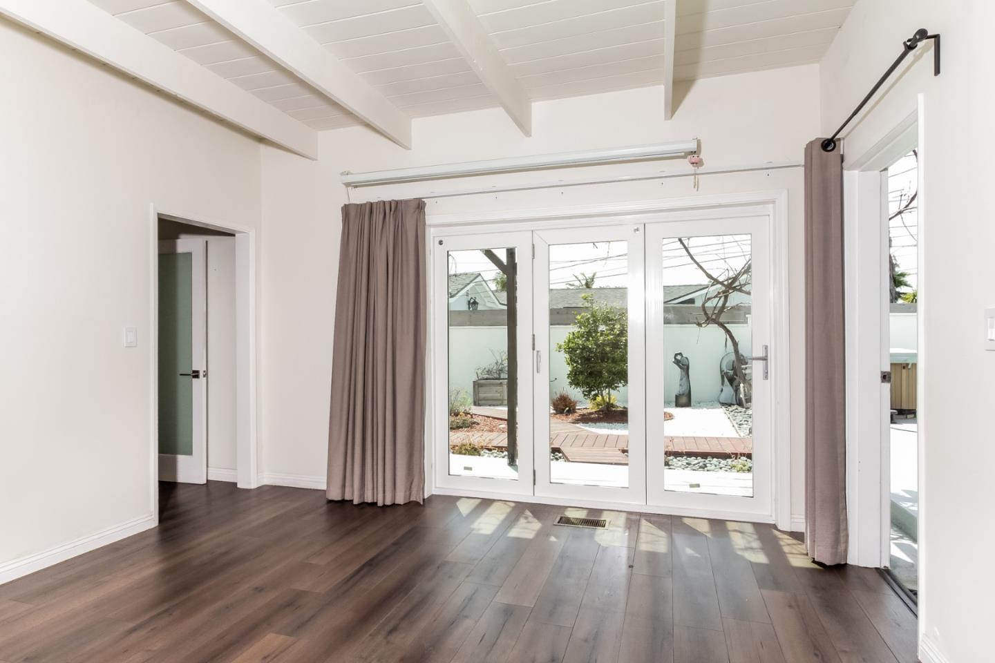 Detail Gallery Image 15 of 36 For 12553 Woodgreen St, Los Angeles,  CA 90066 - 3 Beds | 3 Baths