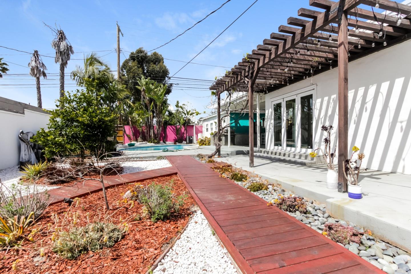 Detail Gallery Image 25 of 36 For 12553 Woodgreen St, Los Angeles,  CA 90066 - 3 Beds | 3 Baths