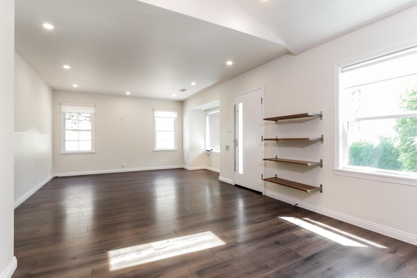 Detail Gallery Image 3 of 36 For 12553 Woodgreen St, Los Angeles,  CA 90066 - 3 Beds | 3 Baths