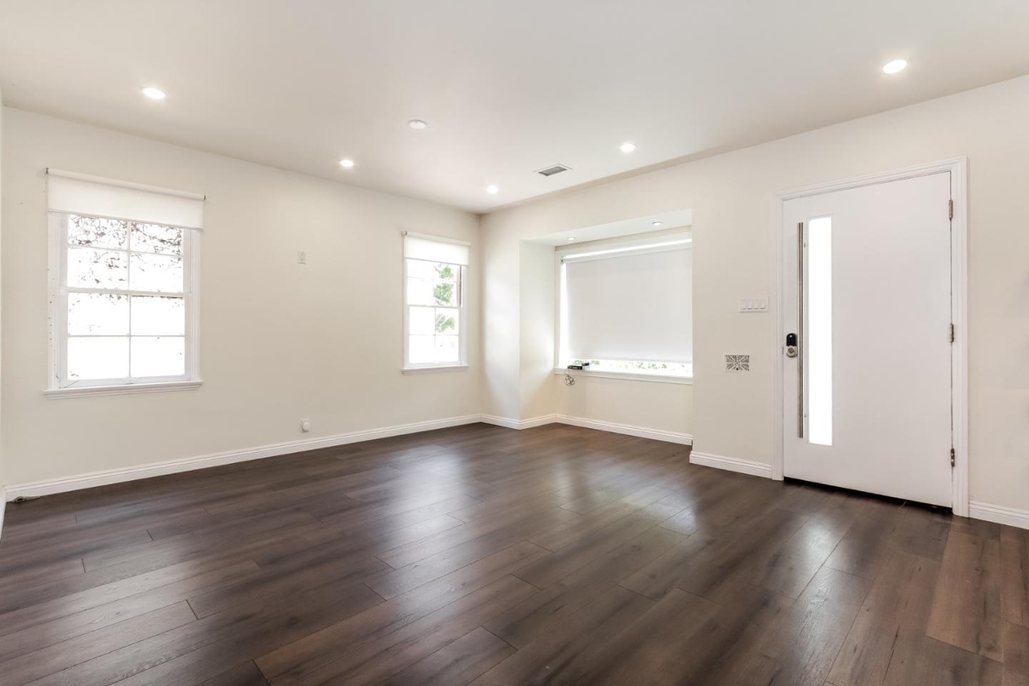 Detail Gallery Image 4 of 36 For 12553 Woodgreen St, Los Angeles,  CA 90066 - 3 Beds | 3 Baths