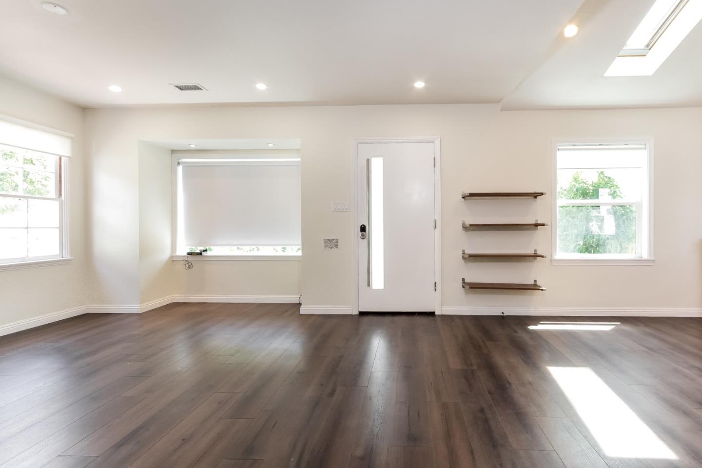 Detail Gallery Image 5 of 36 For 12553 Woodgreen St, Los Angeles,  CA 90066 - 3 Beds | 3 Baths