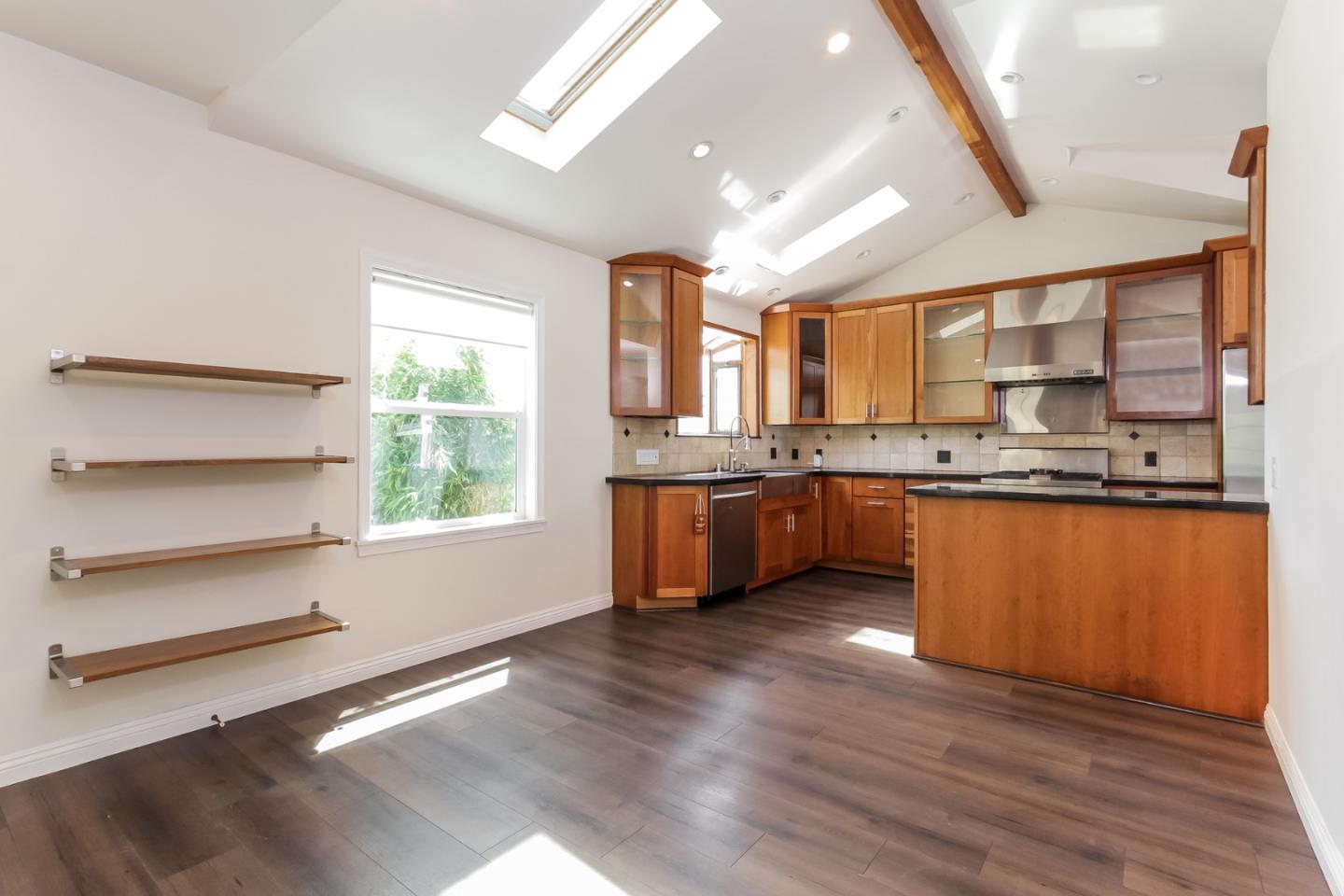 Detail Gallery Image 6 of 36 For 12553 Woodgreen St, Los Angeles,  CA 90066 - 3 Beds | 3 Baths