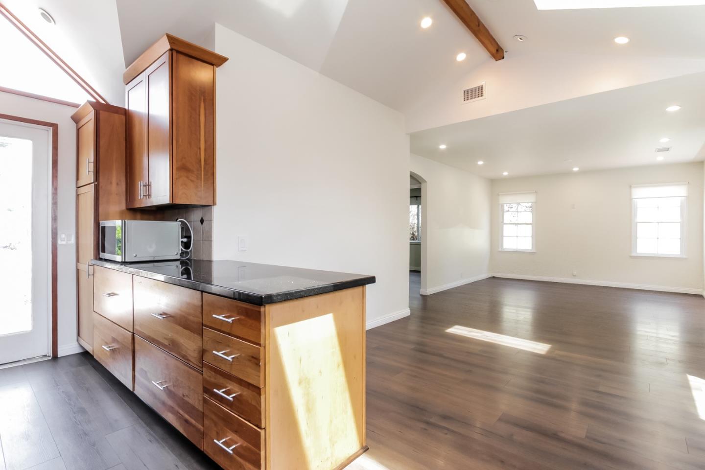 Detail Gallery Image 8 of 36 For 12553 Woodgreen St, Los Angeles,  CA 90066 - 3 Beds | 3 Baths