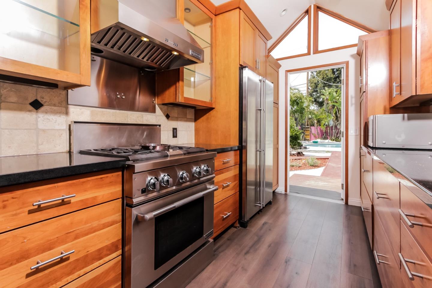 Detail Gallery Image 9 of 36 For 12553 Woodgreen St, Los Angeles,  CA 90066 - 3 Beds | 3 Baths
