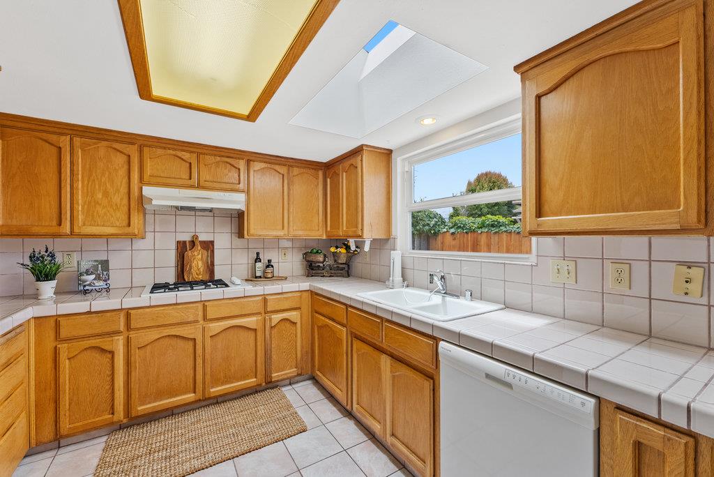 Detail Gallery Image 9 of 33 For 320 Errett Cir, Santa Cruz,  CA 95060 - 3 Beds | 3 Baths