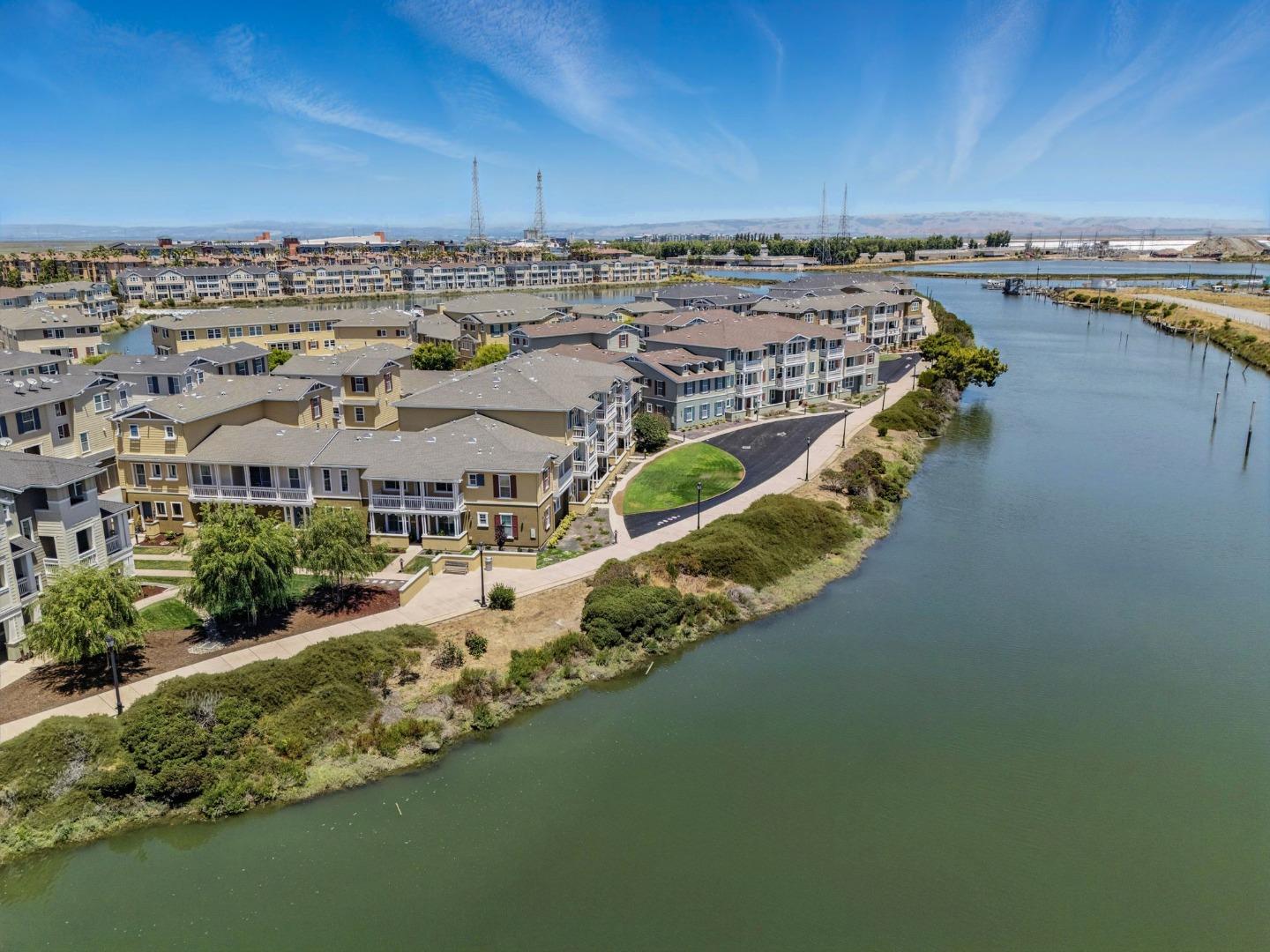 Detail Gallery Image 1 of 60 For 636 Fan Tail Way #905,  Redwood City,  CA 94063 - 2 Beds | 2/1 Baths