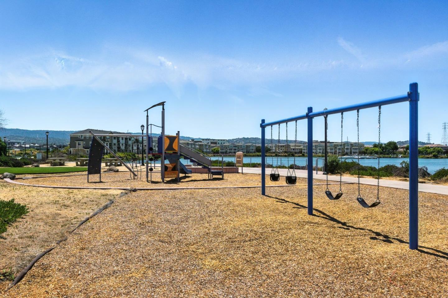 Detail Gallery Image 26 of 60 For 636 Fan Tail Way #905,  Redwood City,  CA 94063 - 2 Beds | 2/1 Baths