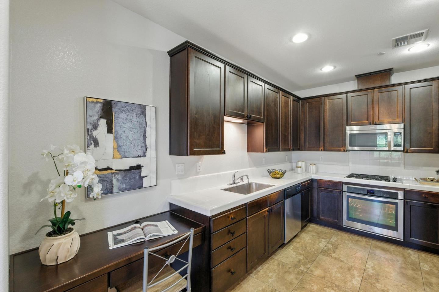 Detail Gallery Image 7 of 60 For 636 Fan Tail Way #905,  Redwood City,  CA 94063 - 2 Beds | 2/1 Baths