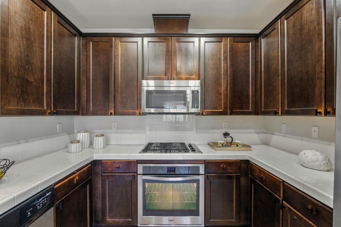 Detail Gallery Image 8 of 60 For 636 Fan Tail Way #905,  Redwood City,  CA 94063 - 2 Beds | 2/1 Baths