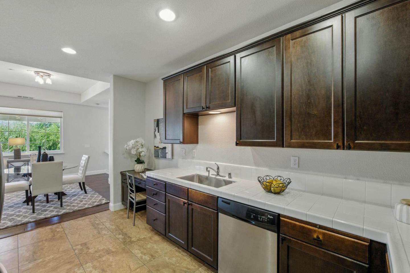 Detail Gallery Image 9 of 60 For 636 Fan Tail Way #905,  Redwood City,  CA 94063 - 2 Beds | 2/1 Baths