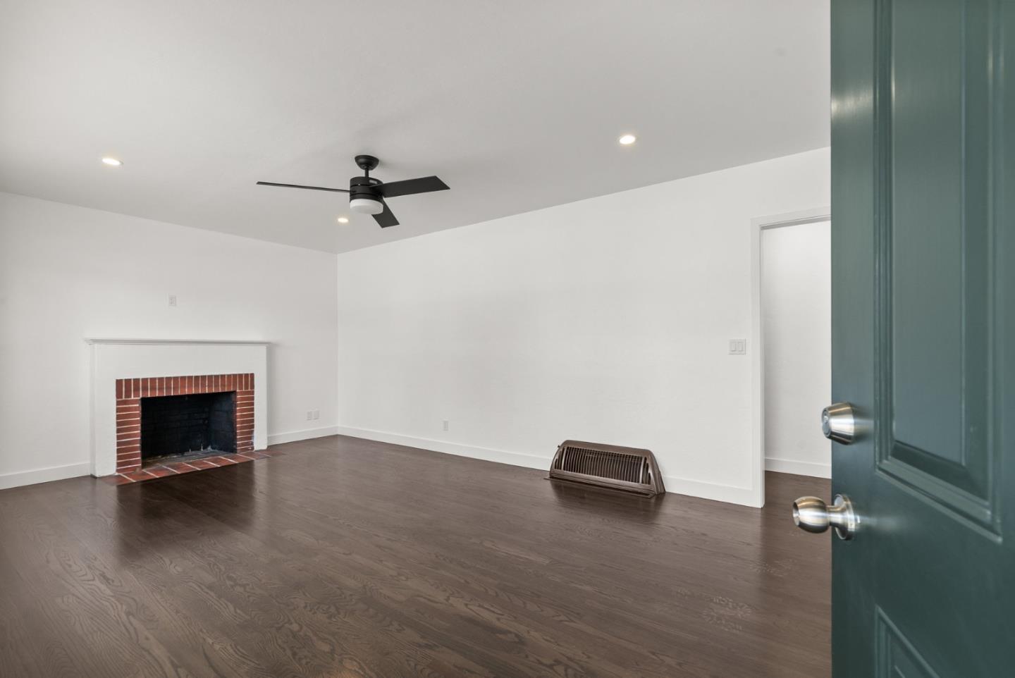 Detail Gallery Image 3 of 27 For 129 Santa Clara, Watsonville,  CA 95076 - 2 Beds | 1 Baths