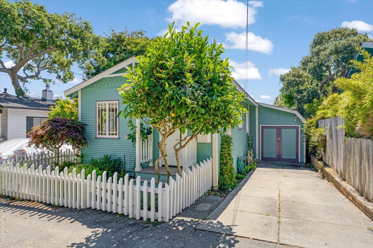 Detail Gallery Image 2 of 31 For 311 Cedar St, Pacific Grove,  CA 93950 - 2 Beds | 1 Baths