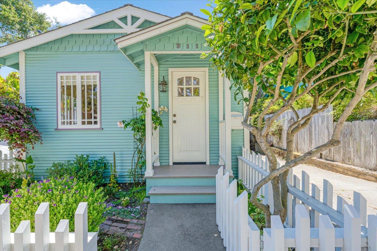 Detail Gallery Image 4 of 31 For 311 Cedar St, Pacific Grove,  CA 93950 - 2 Beds | 1 Baths