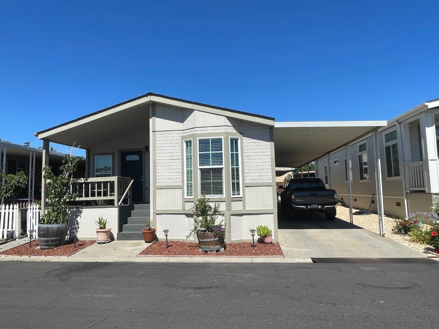 Detail Gallery Image 1 of 1 For 500 W 10th St #61,  Gilroy,  CA 95020 - 3 Beds | 2 Baths