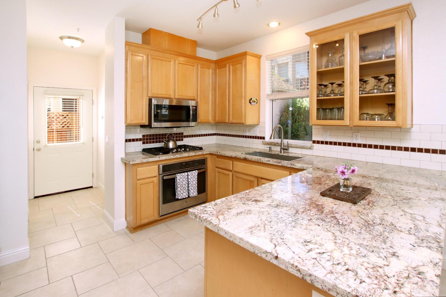 Detail Gallery Image 11 of 32 For 128 Robinson Ln, Santa Cruz,  CA 95060 - 3 Beds | 2/1 Baths
